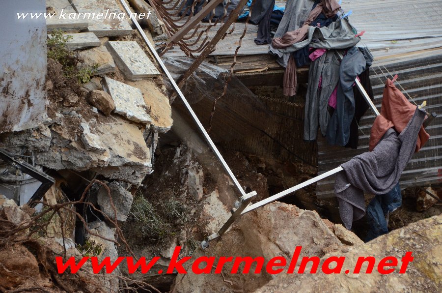 بالصور:انهيار صخور على مبنى السيد رضوان منصور في قرية عسفيا 